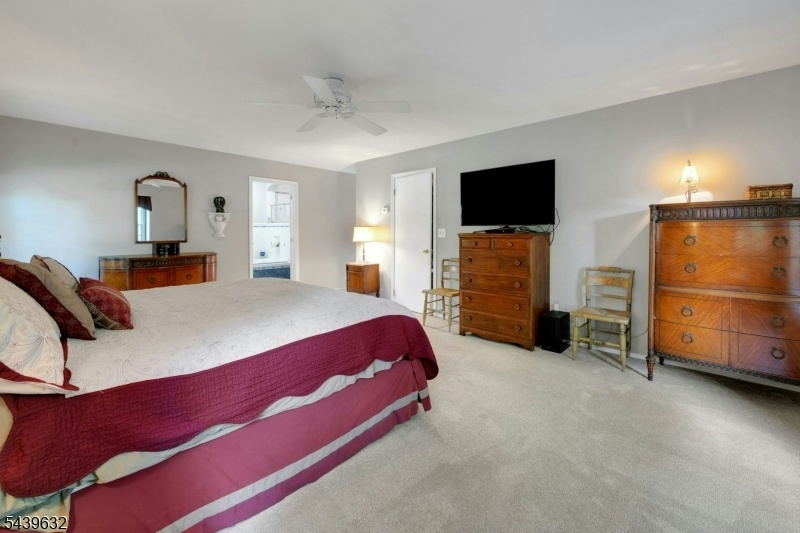 PRIMARY BEDROOM SUITE