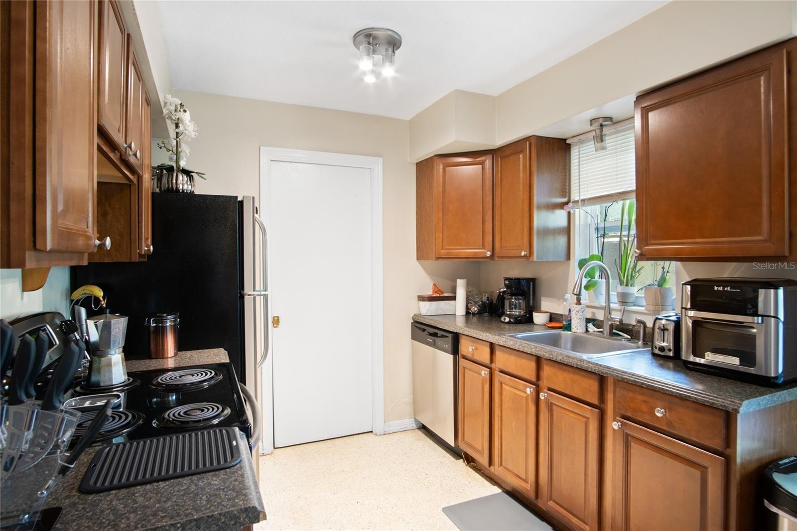 The kitchen of the back unit.