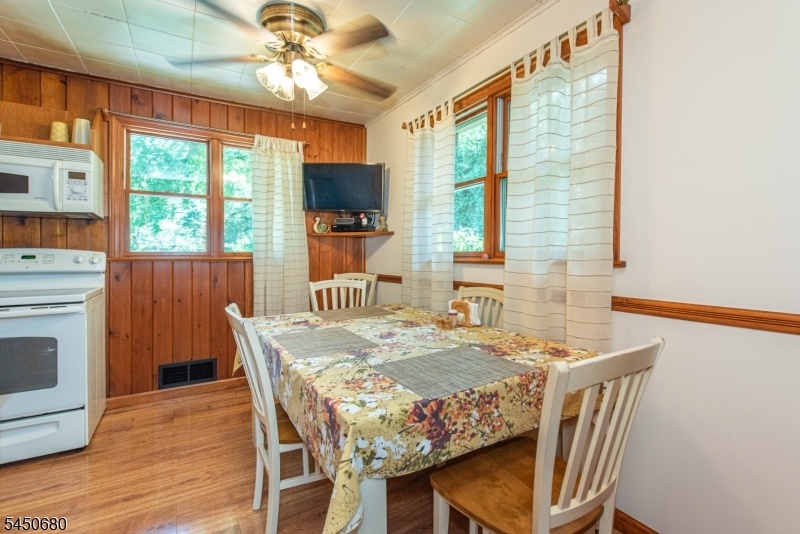 Eat-in-Kitchen Area