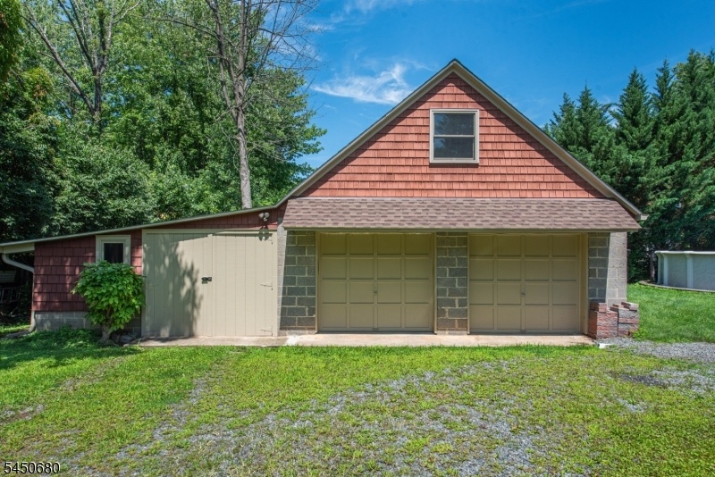 Detached Garage/Shed