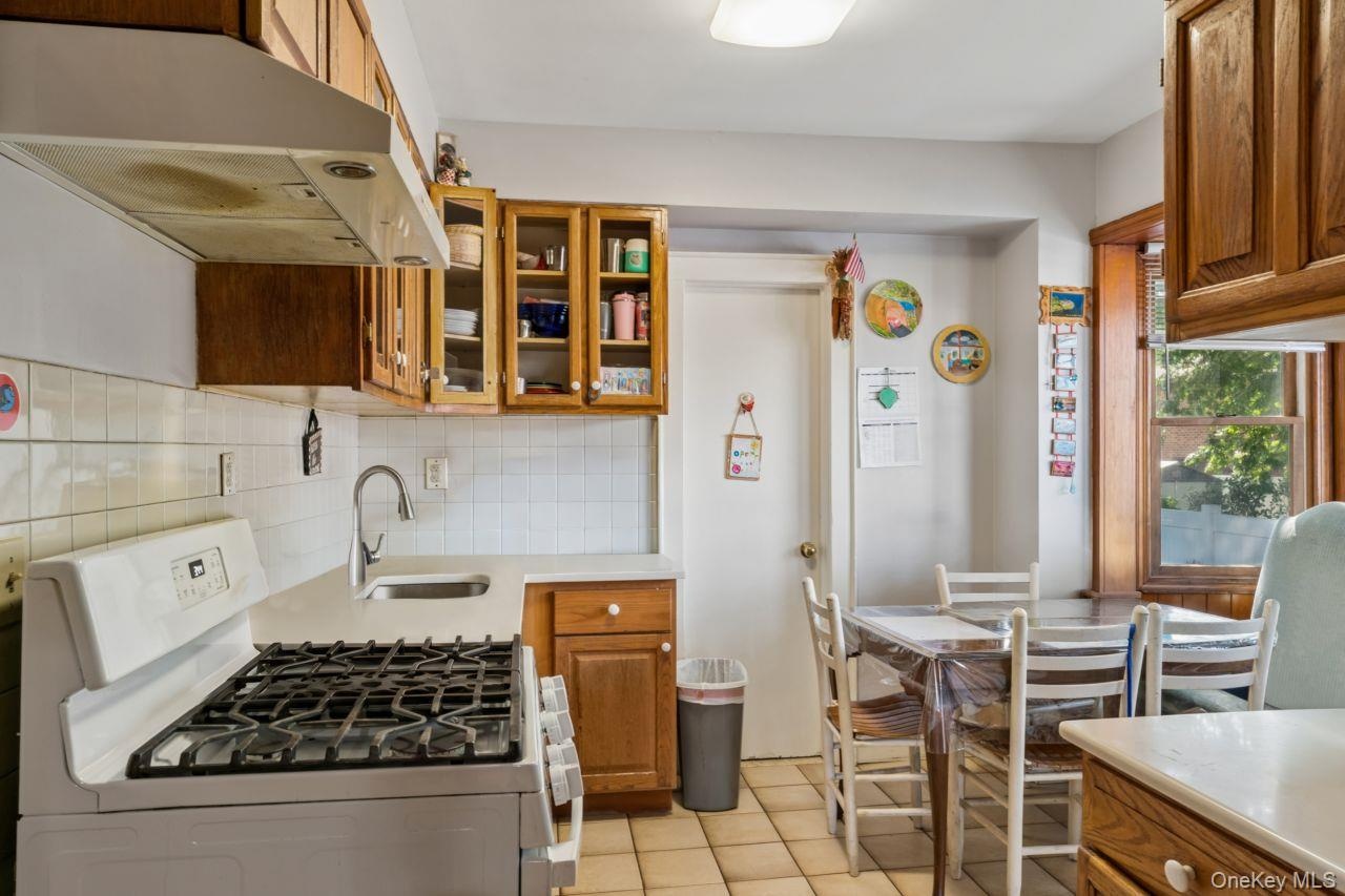 1st floor eat-in kitchen