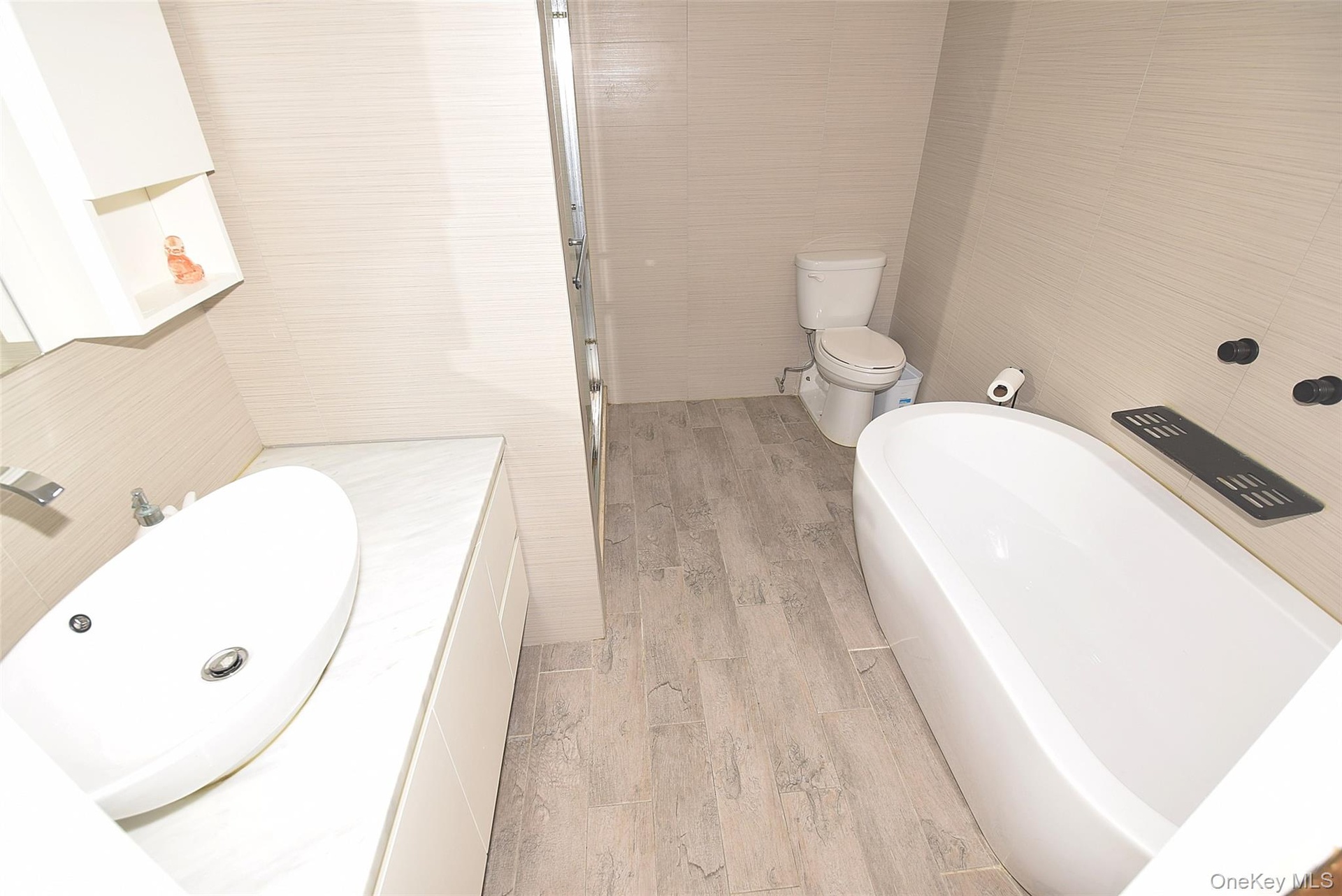 MASTER BATHROOM.