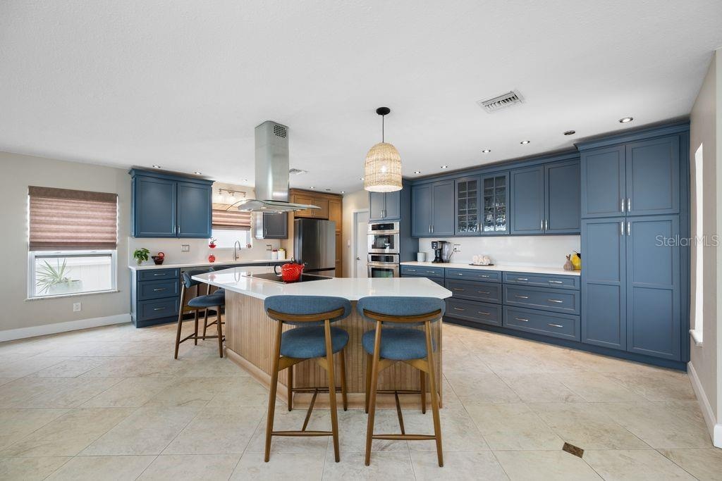 Entertaining is easy - Center island seats 6