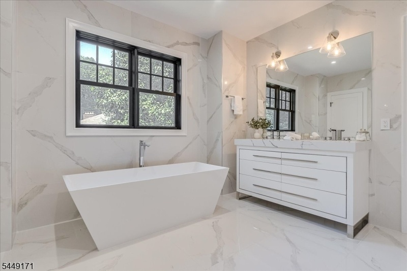 Upstairs Primary Bathroom