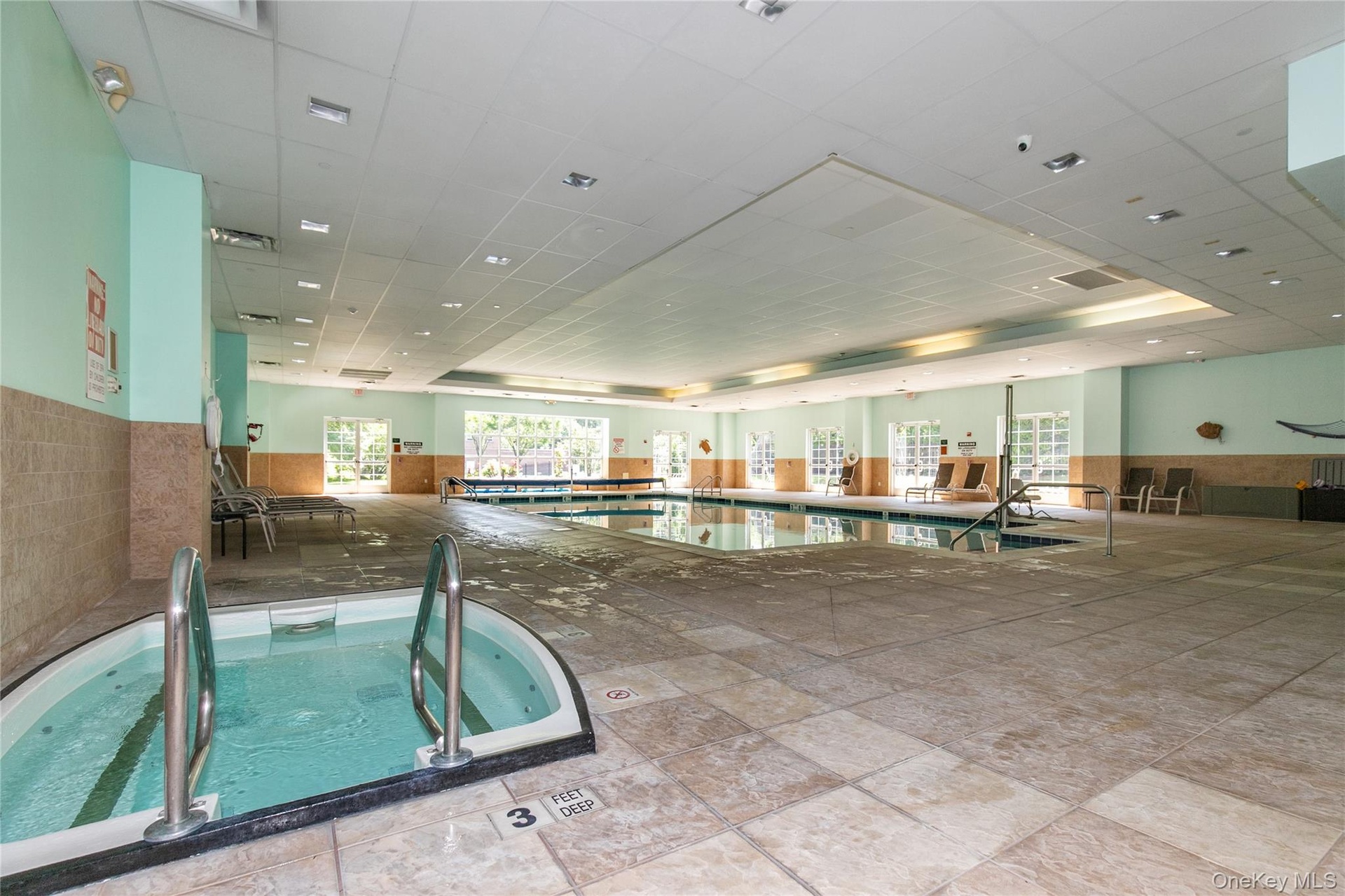 Indoor Pool w/hot tub