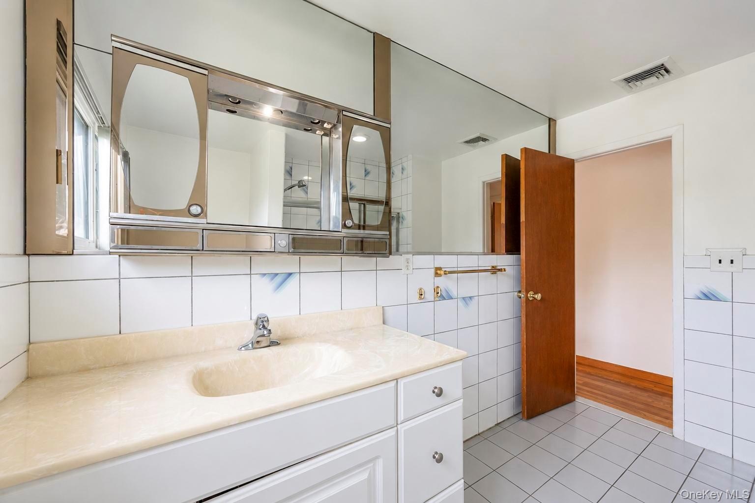 Full bath room on 2nd floor.