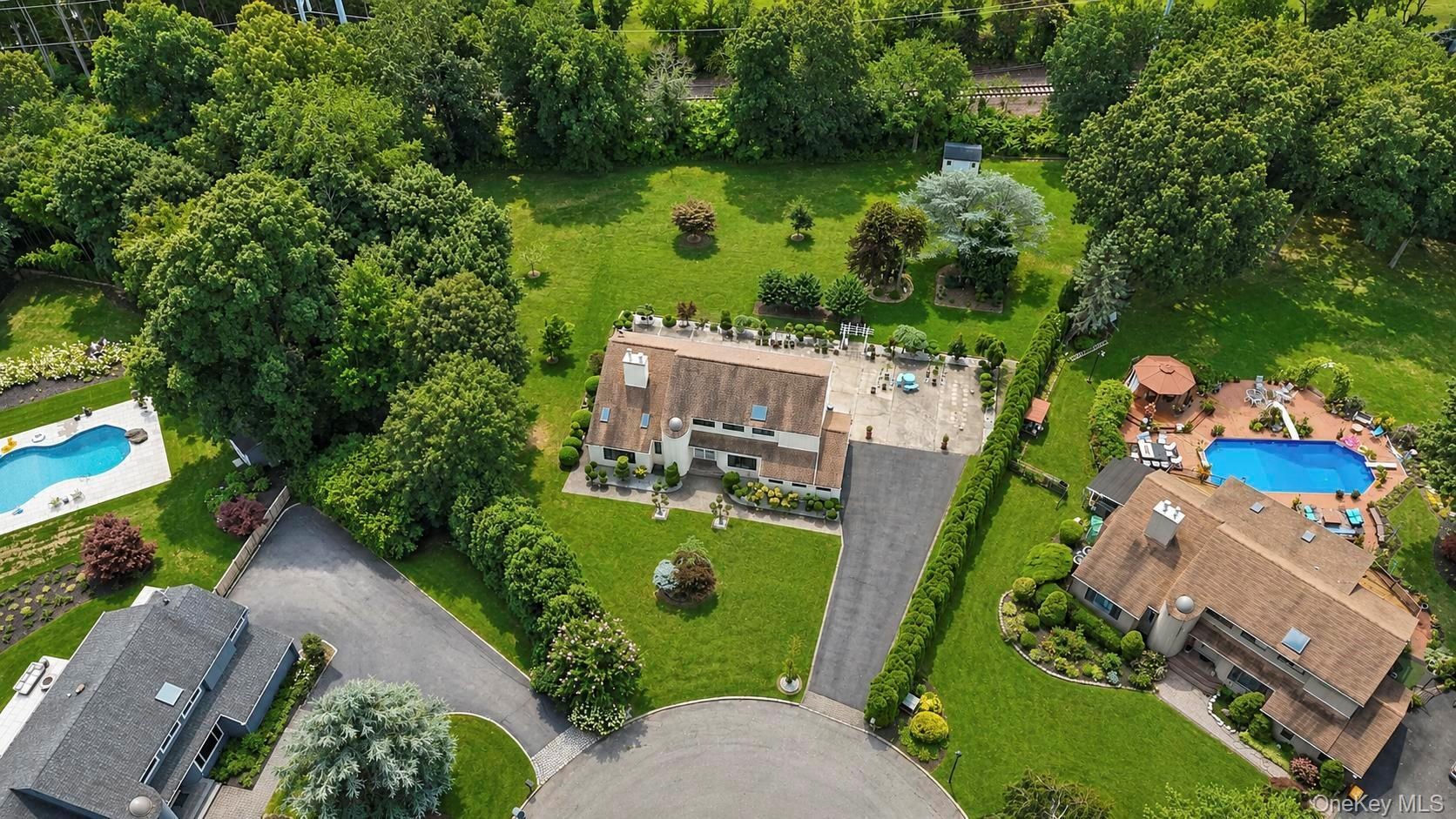 House in  private cul de sac