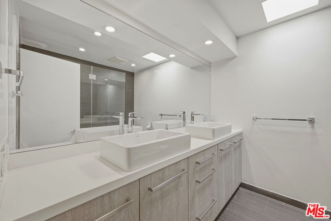 2nd bathroom