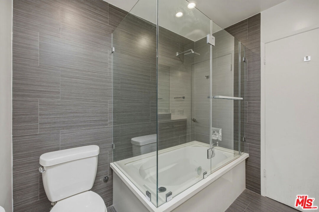 2nd bathroom w/tub