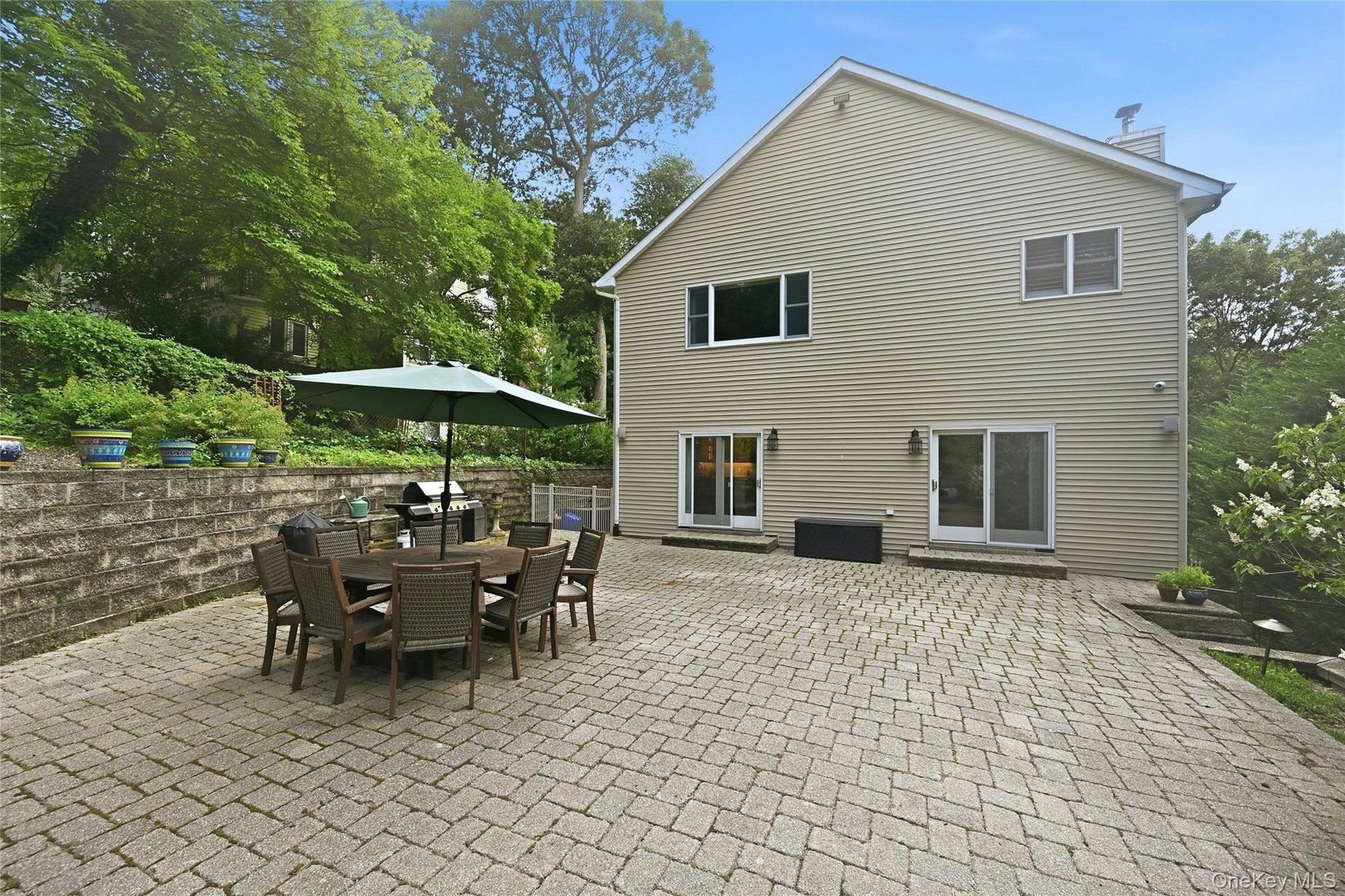 Large area for entertaining