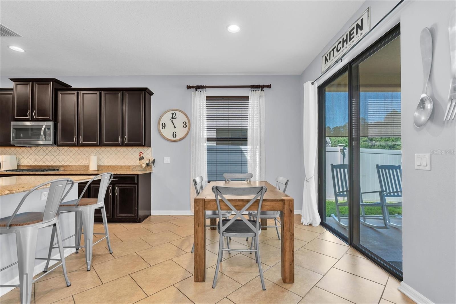 CASUAL DINING