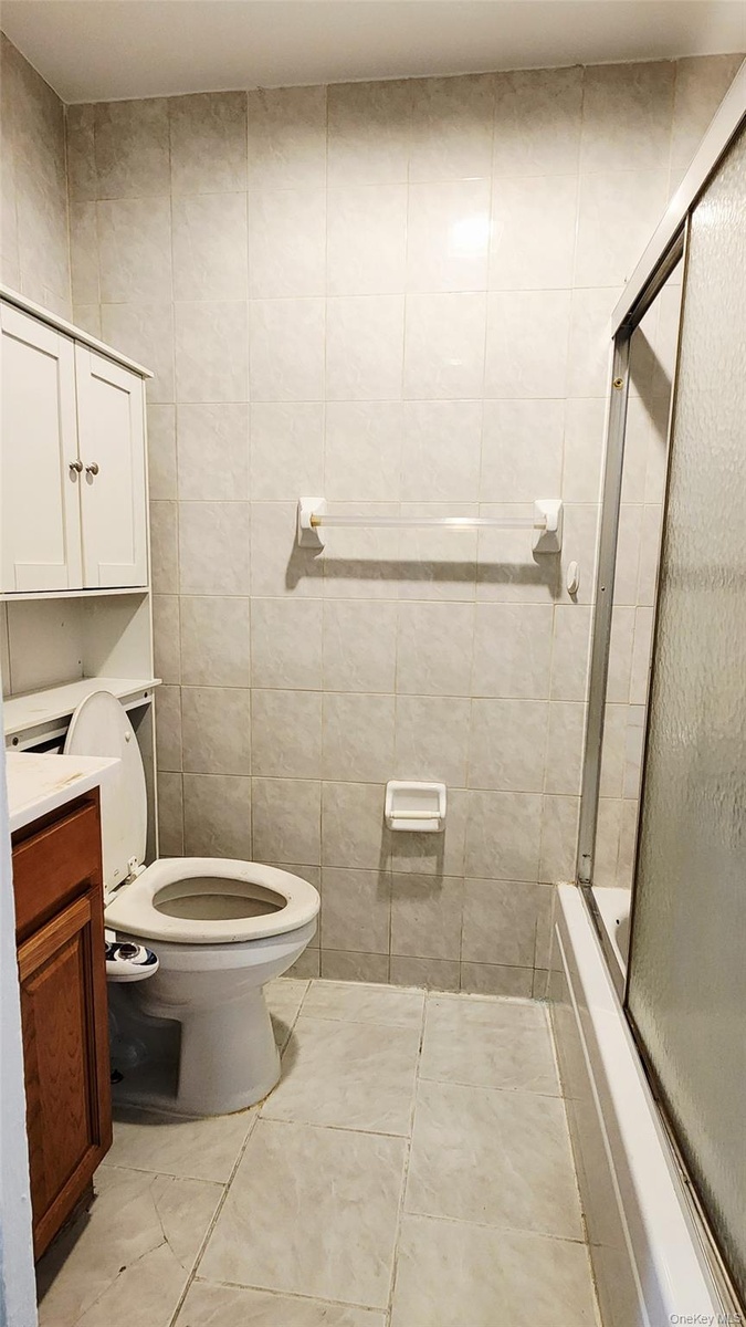 2nd floor- modern bathroom