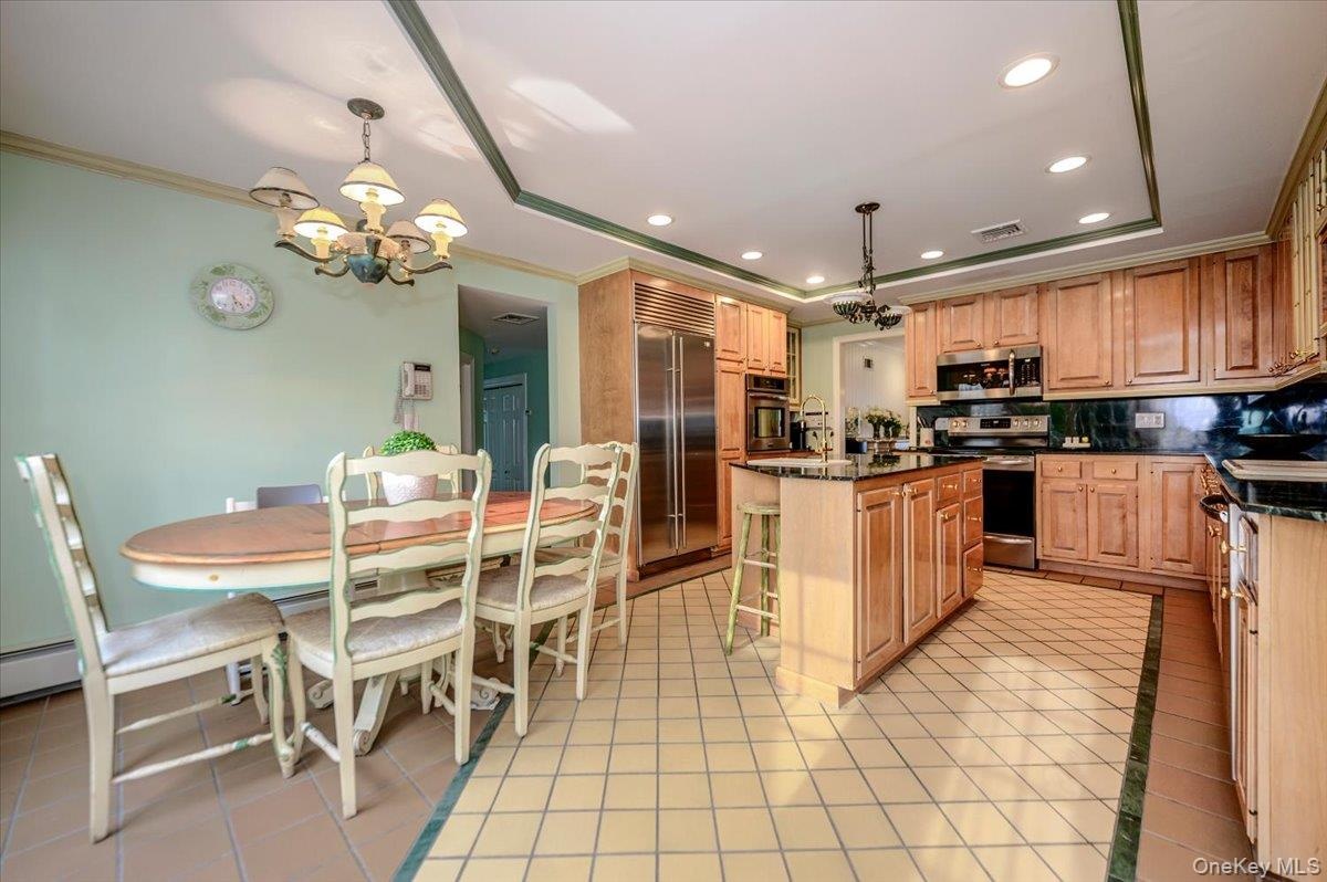 Spacious Eat-In Kitchen with Center Island