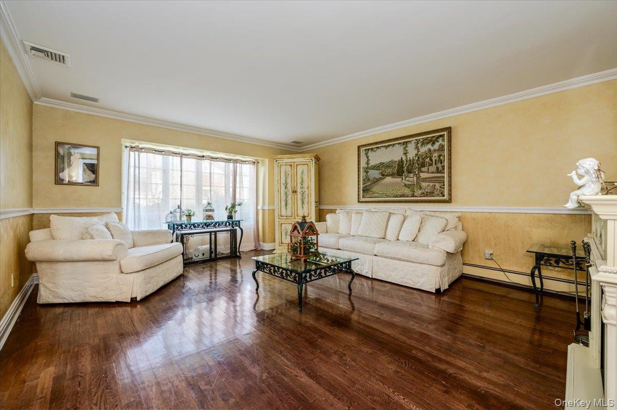 Great for Entertaining, beautiful Hardwood Floors
