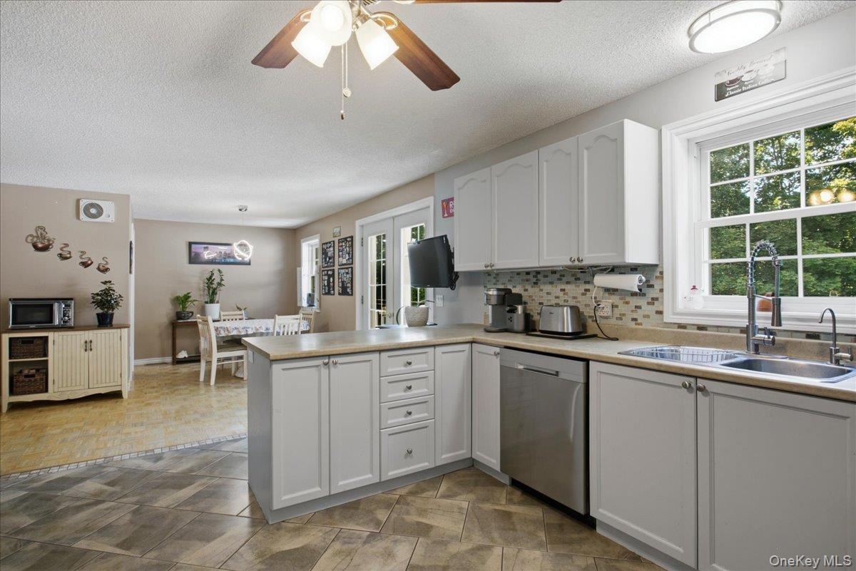 Spacious & Bright Kitchen with Breakfast nook and French doors to trex deck
