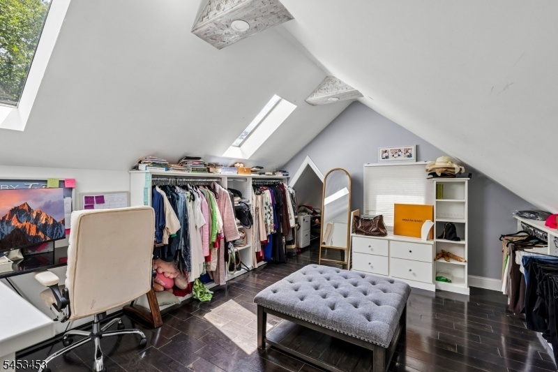 Attic/ Walking Closet
