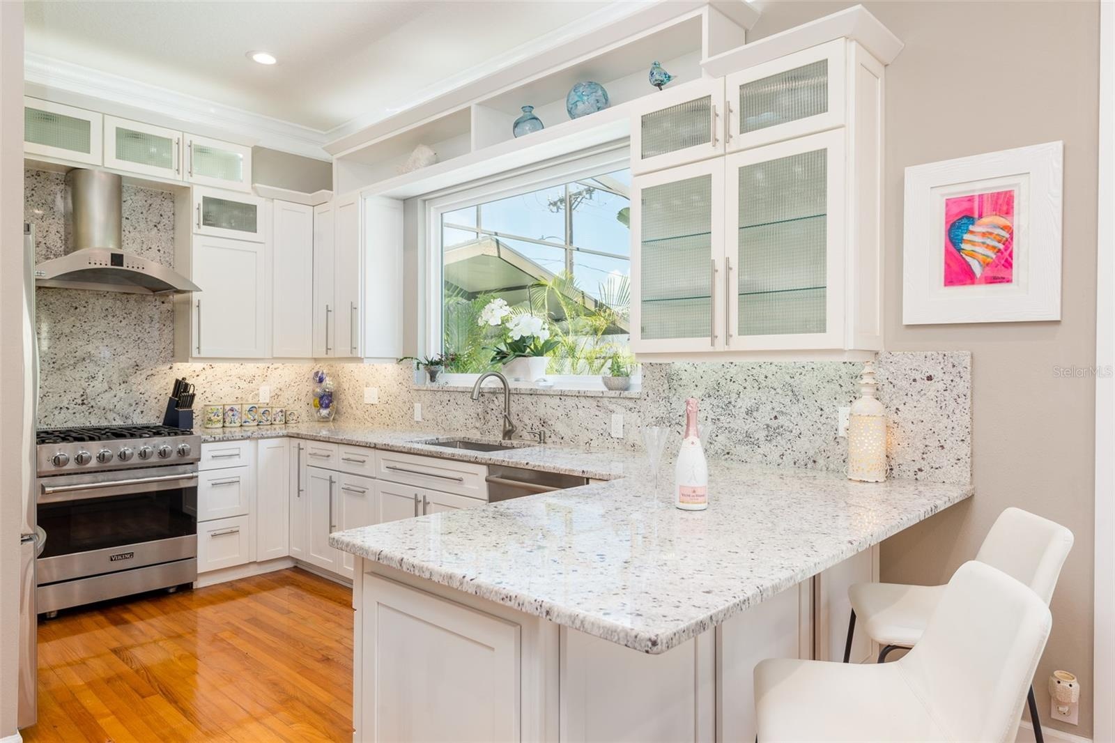 Kitchen, Viking range and counter seating