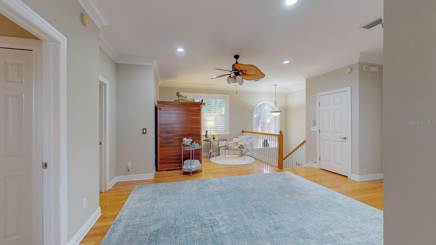 Upstairs family room/landing area surroudned by 5 nice sized bedrooms
