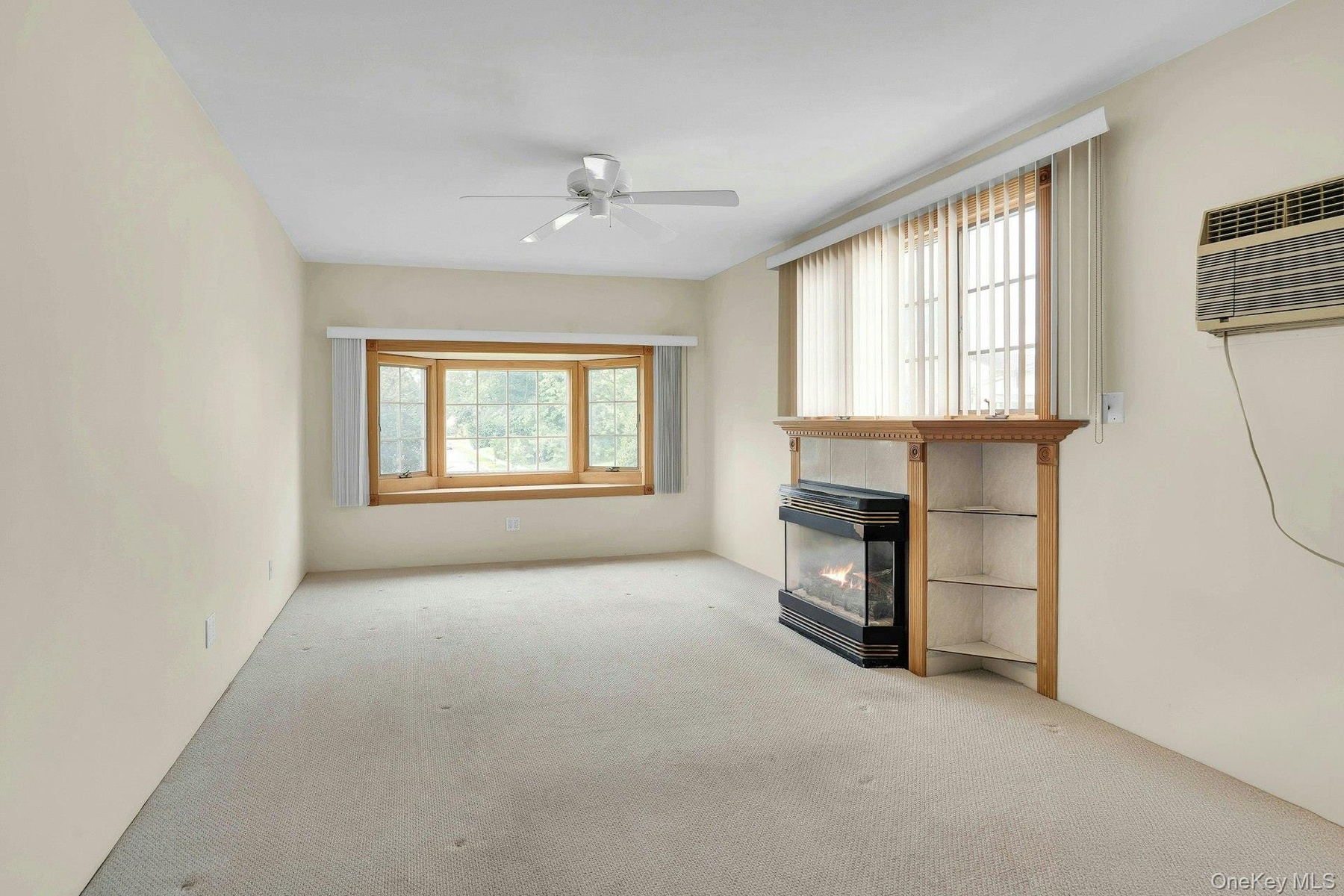 Big room to entertain or make it a 4th bedroom.