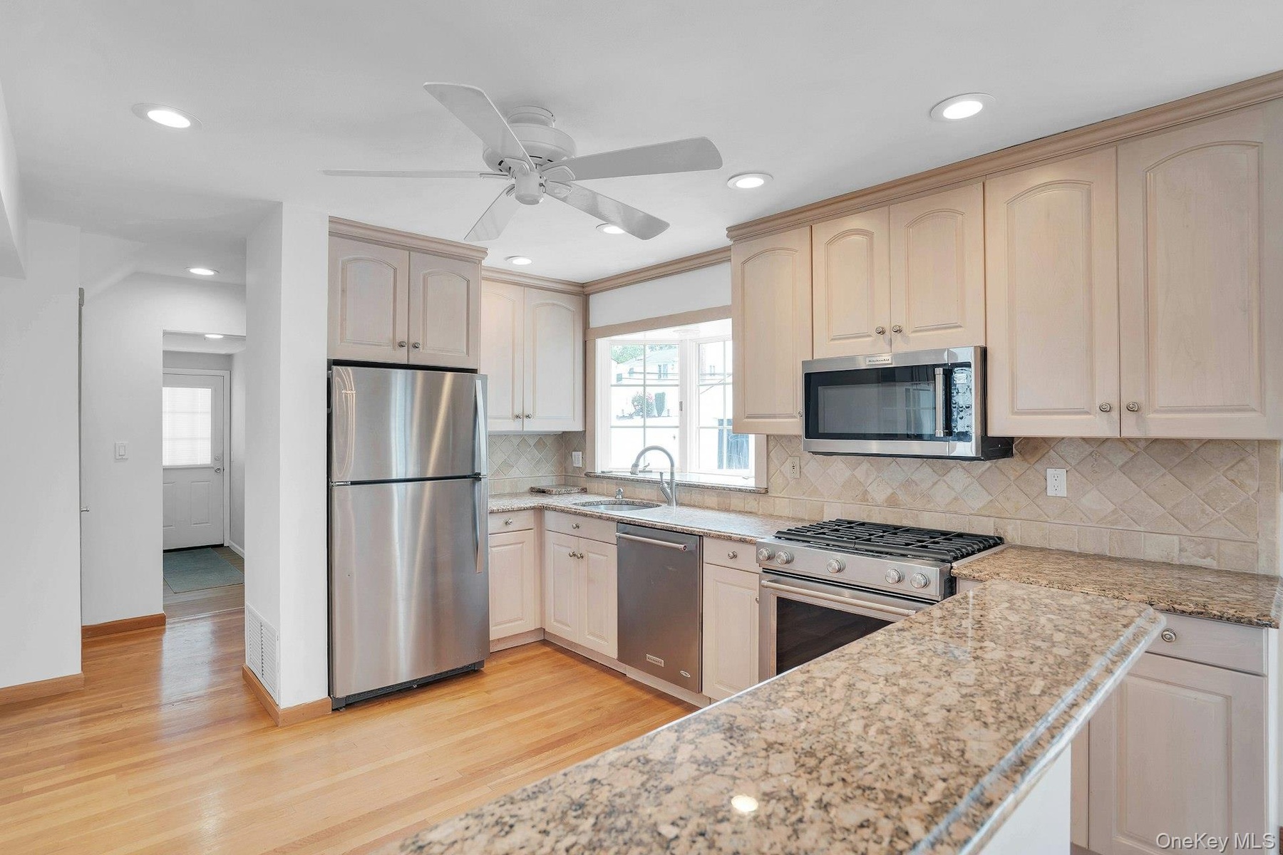 Eat-In-Kitchen.