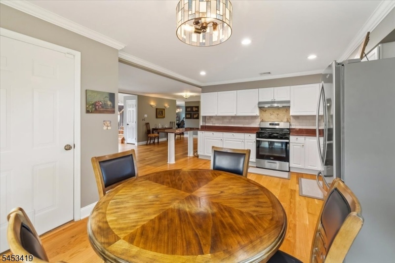 Large Eat-in Kitchen