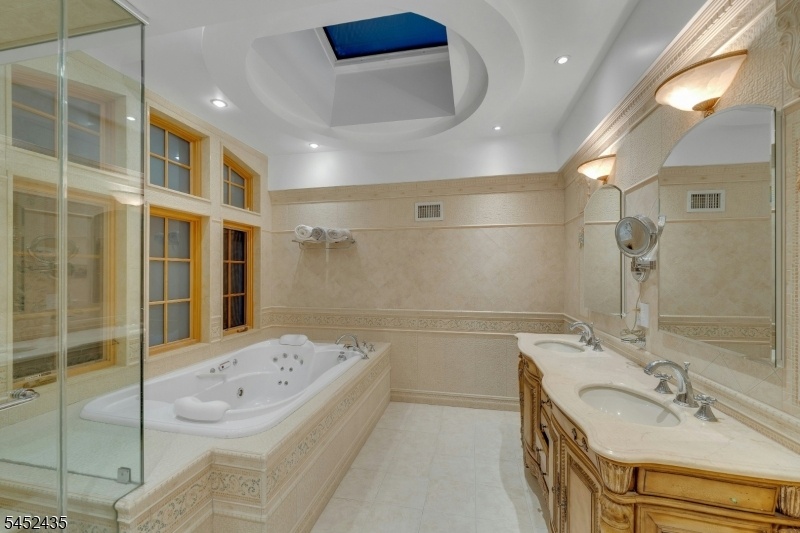 Primary en-suite bath