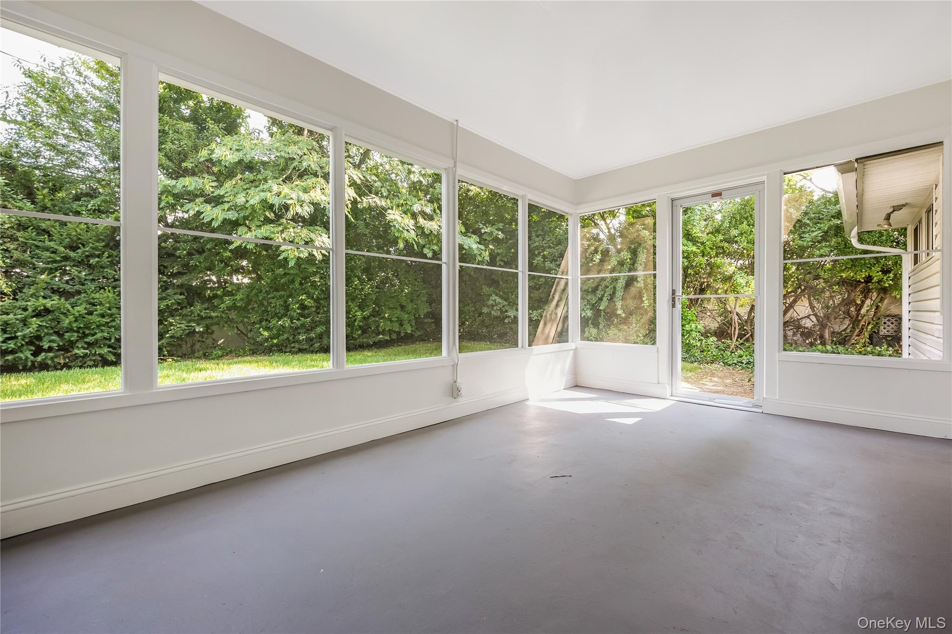 Covered Screen room/ patio
