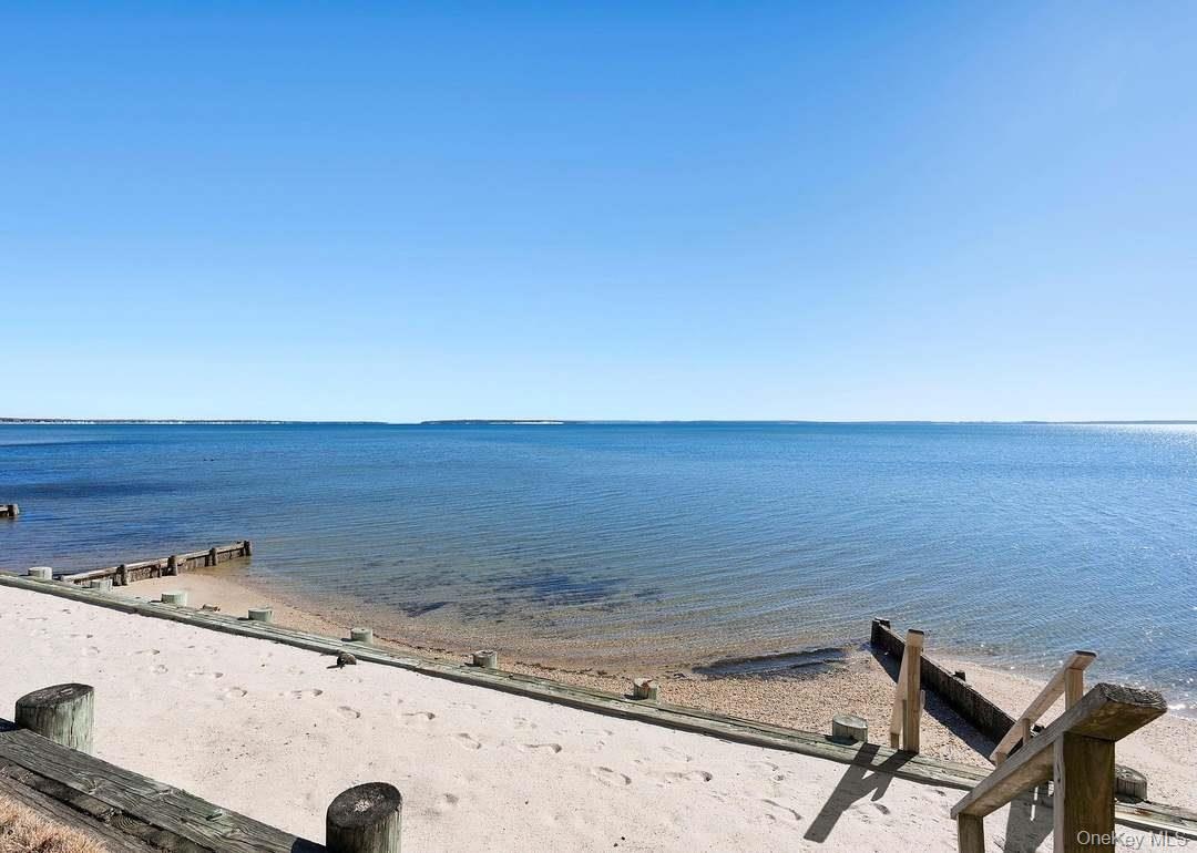 Short distance to Peconic Bay Beach for easy access.