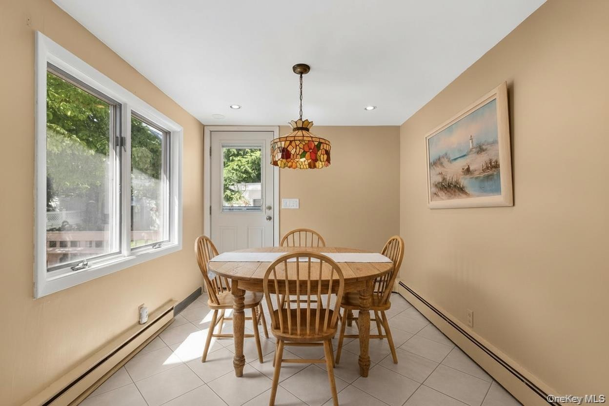Eat in Kit area with virtual table and chairs