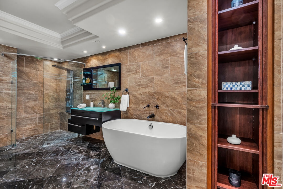 Primary en suite bathroom w st