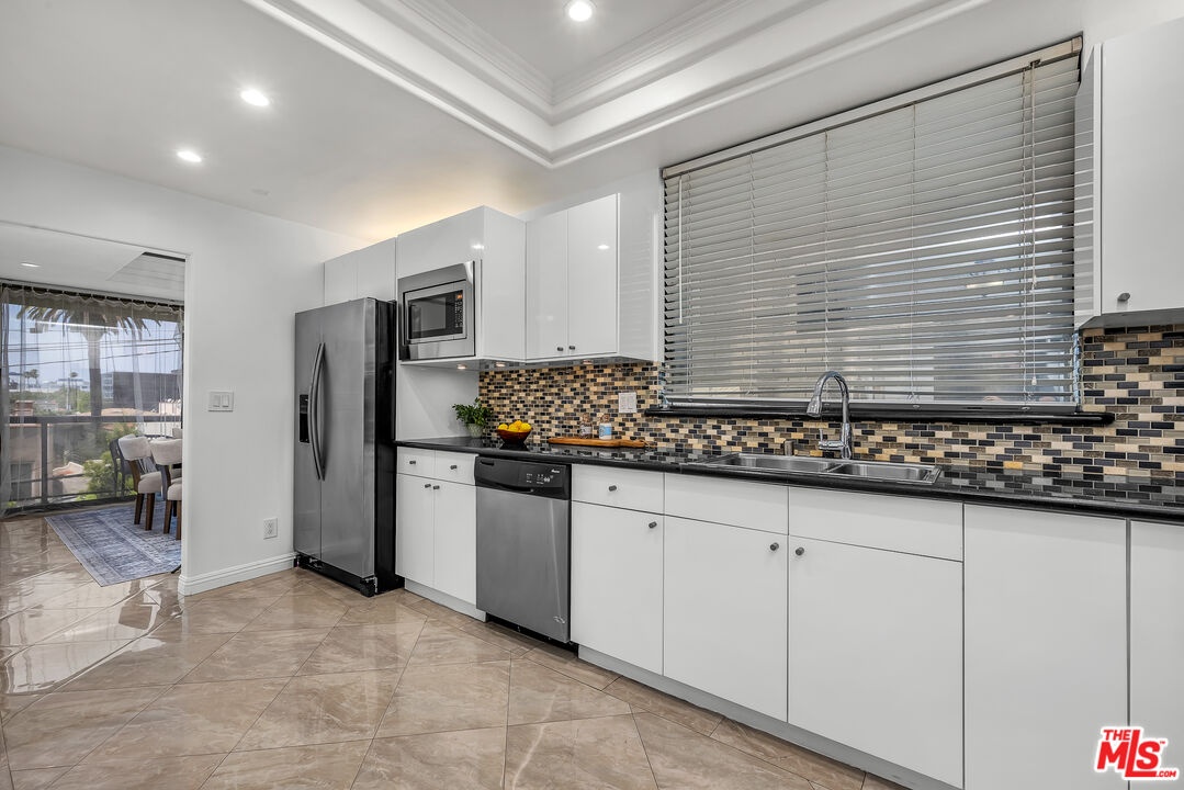 Gourmet Kitchen w Gas stove