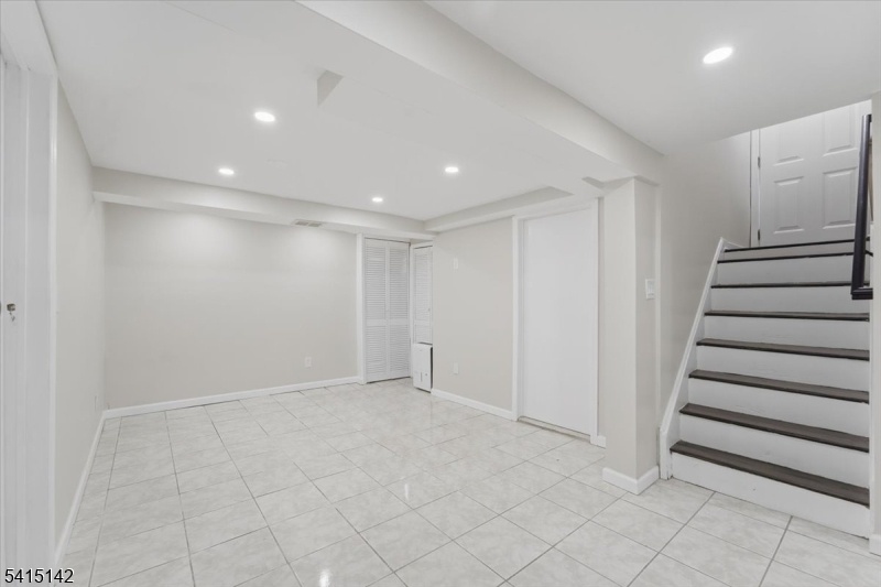 Lower Lvl Walk-Out - Side Door