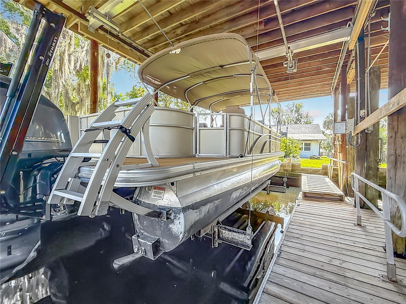 43'x32' covered Boathouse with Lift