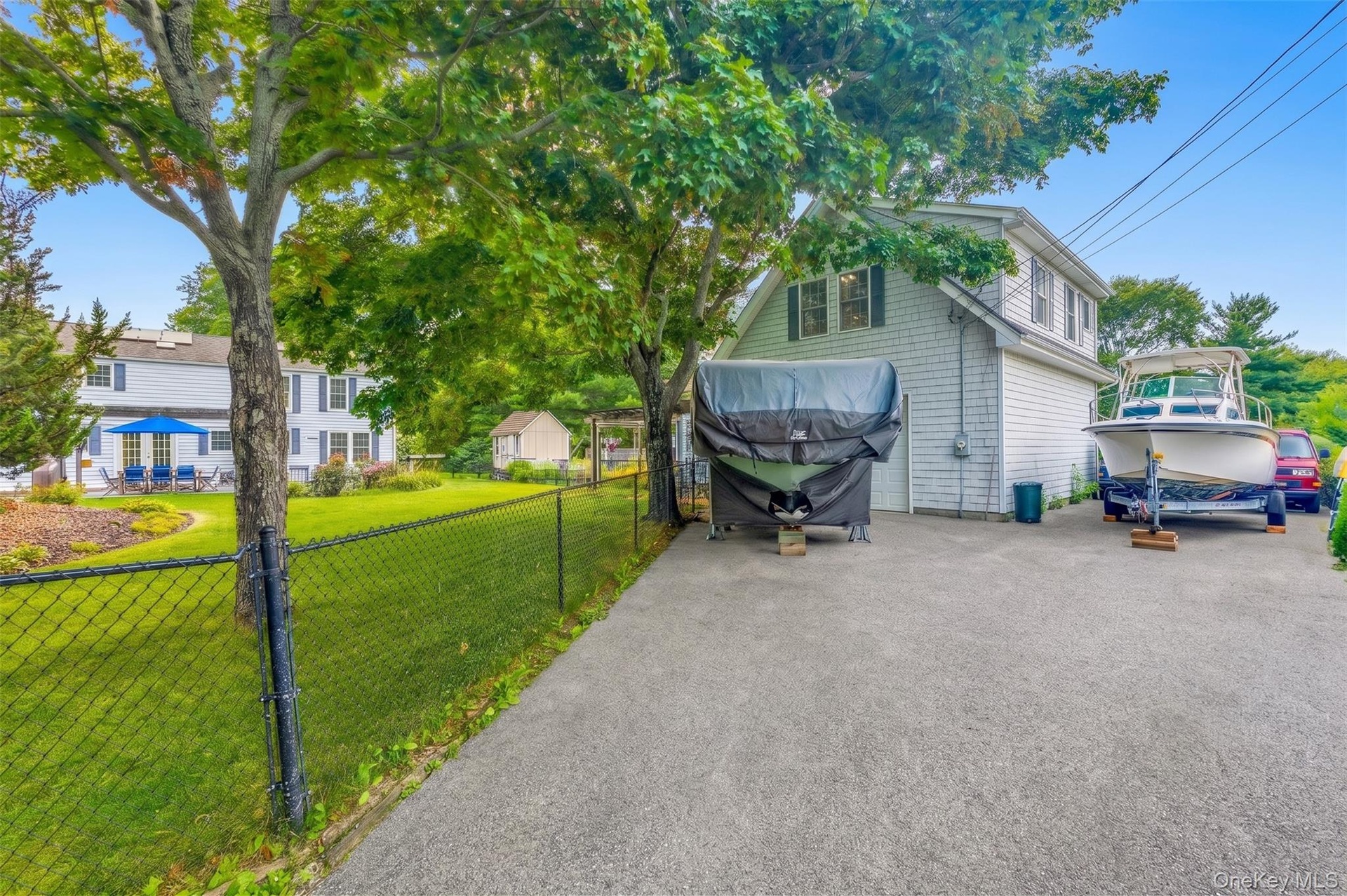 Guest Cottage: Room for Boat & RV parking—comfortable stay with space for your vehicles.
