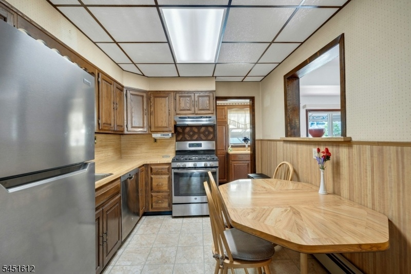MODERN EAT=IN=KITCHEN