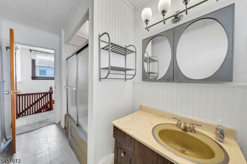 2ND FLOOR FULL BATHROOM