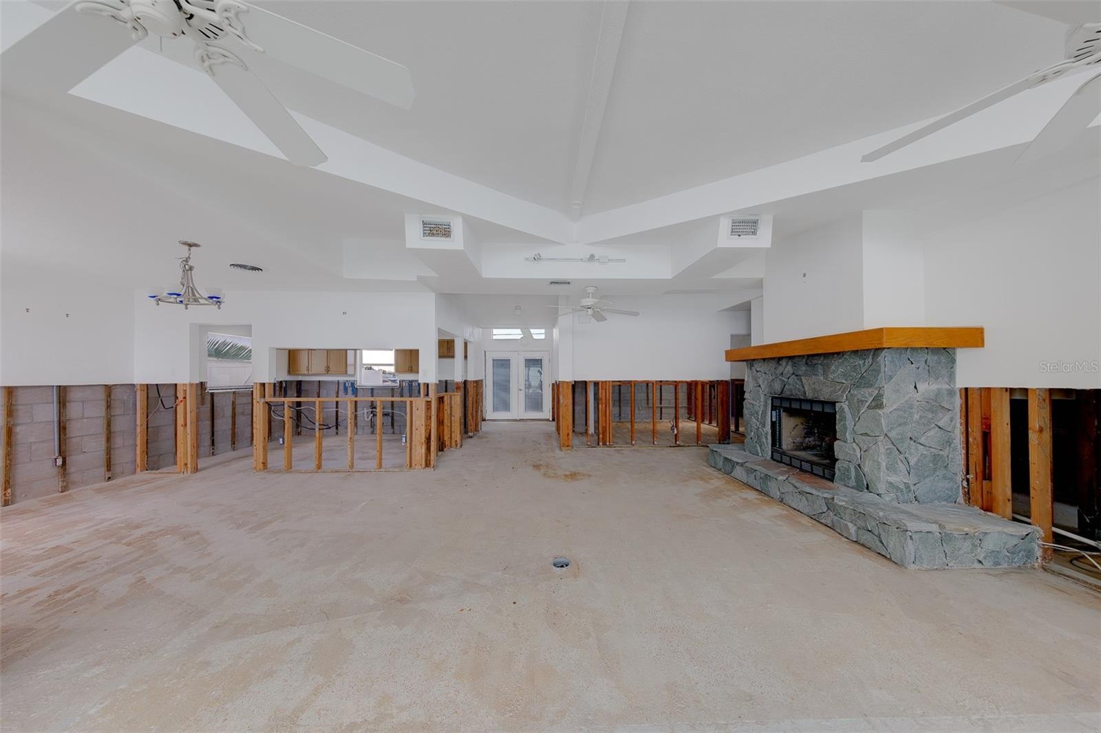 OPEN FLOORPLAN