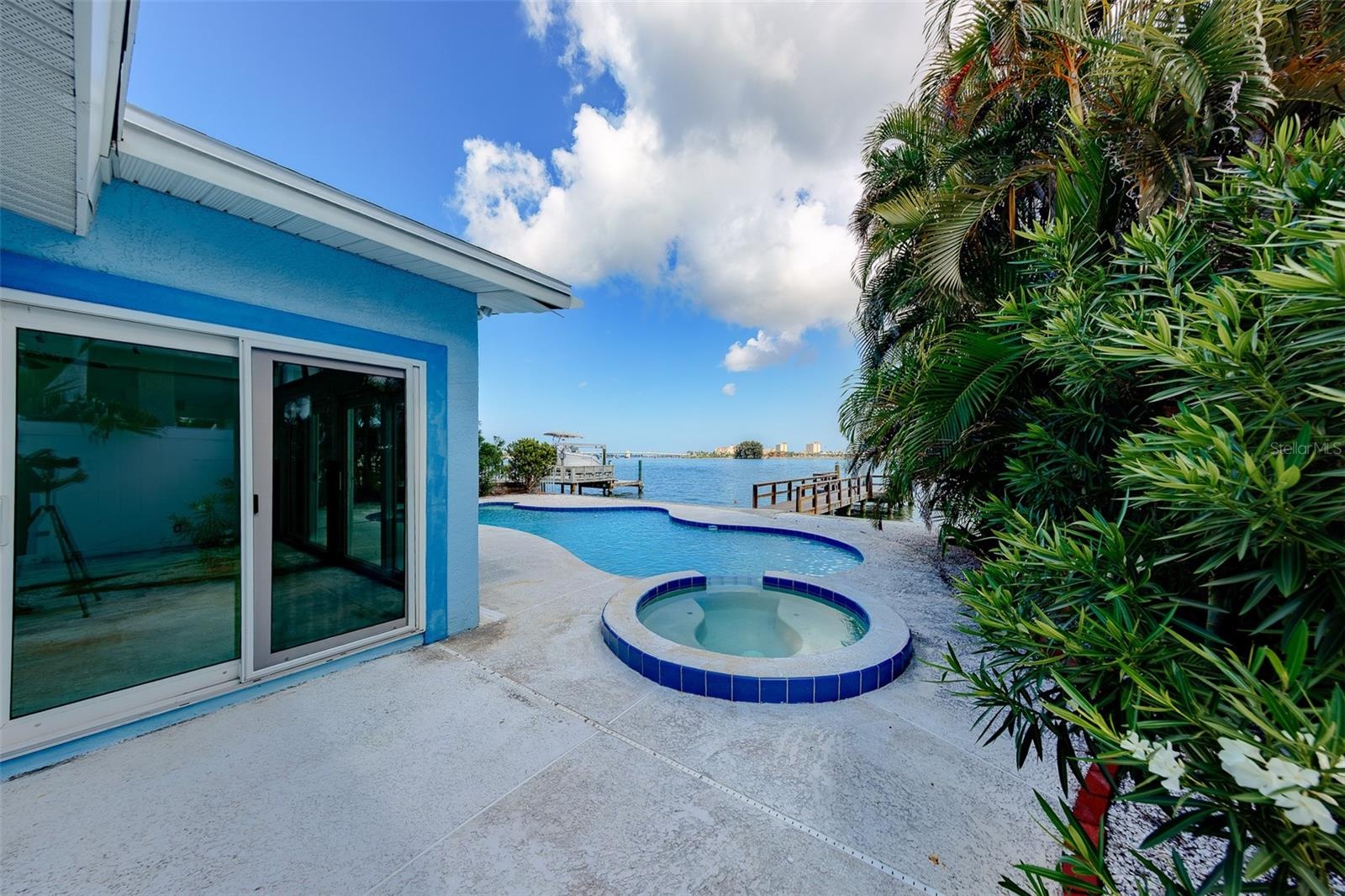 HOT TUB/ POOL
