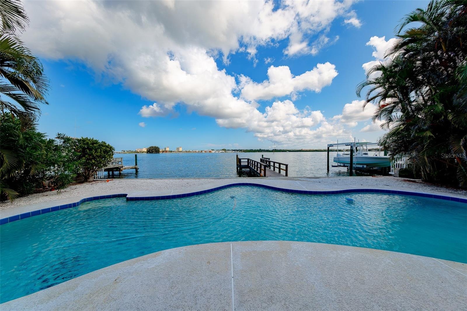 POOL/VIEW