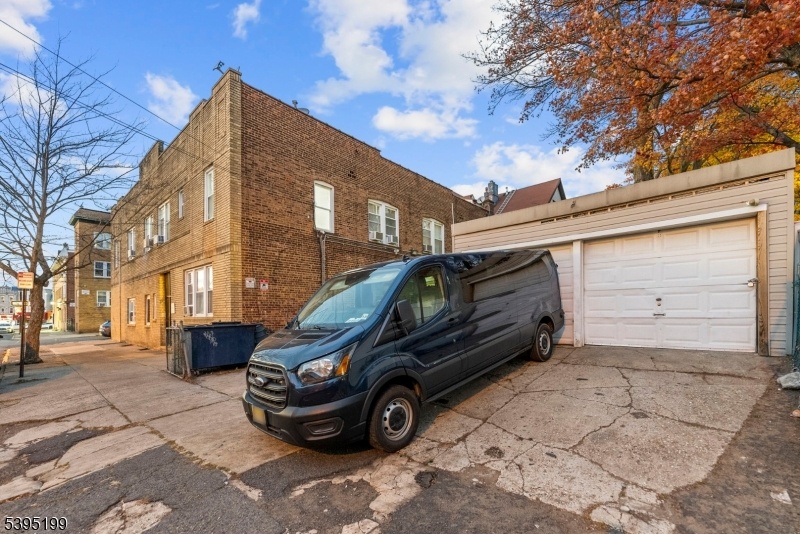 Garage/Parking