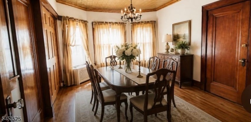 Dining room (staged)