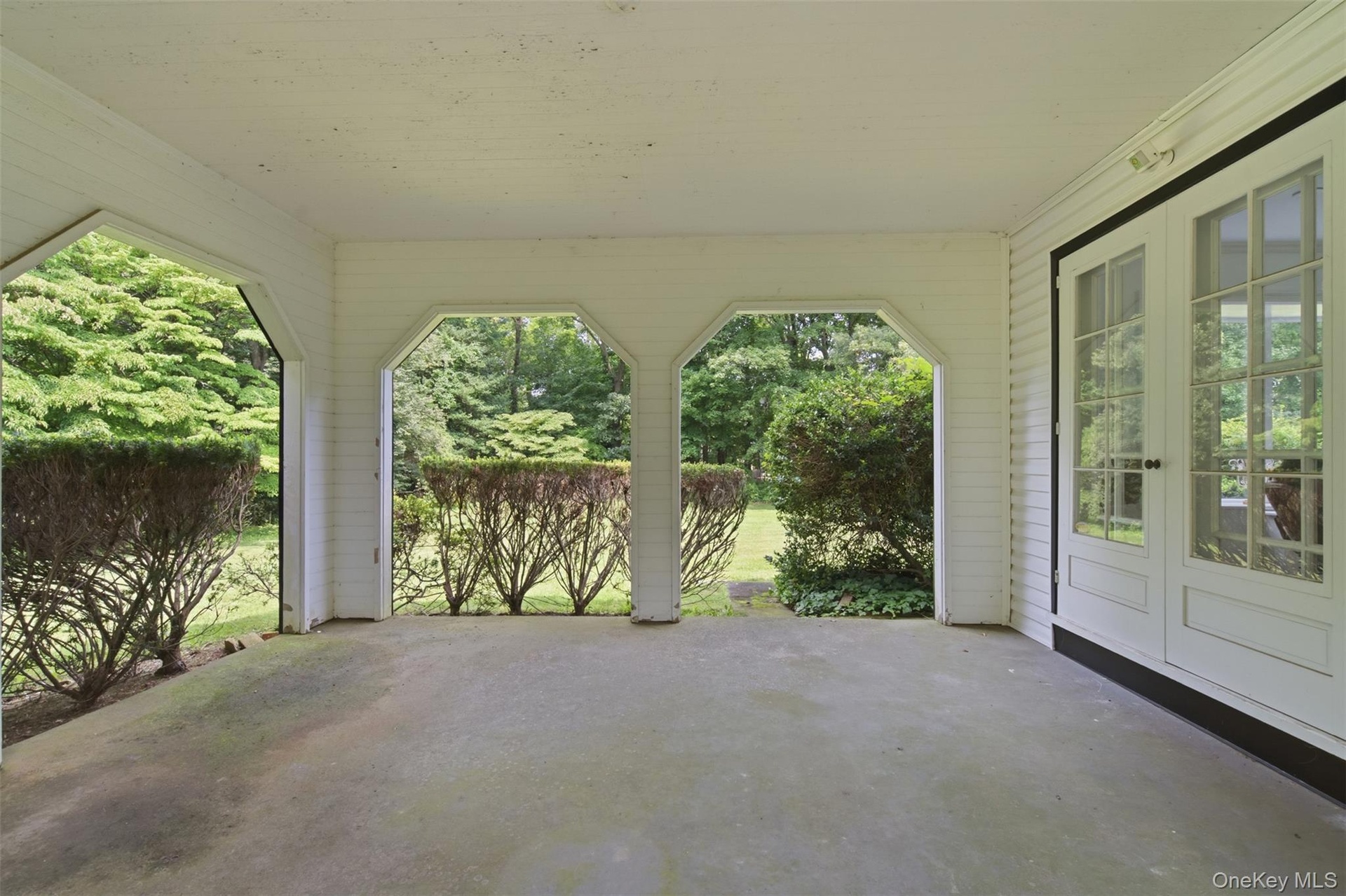 Covered outdoor side patio