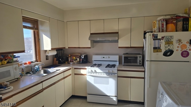Apt-B Kitchen