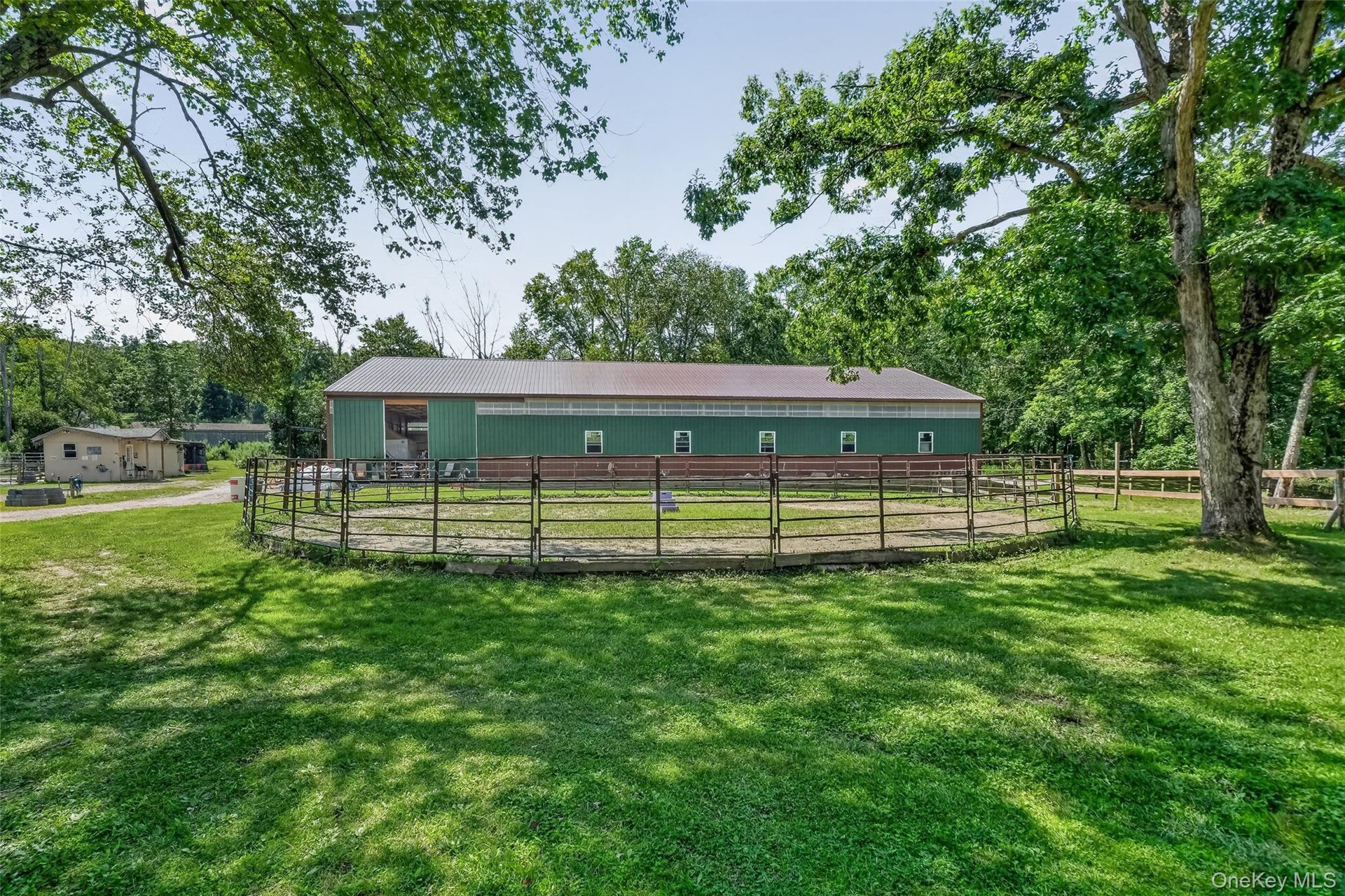 Round Pen and Indoor arena