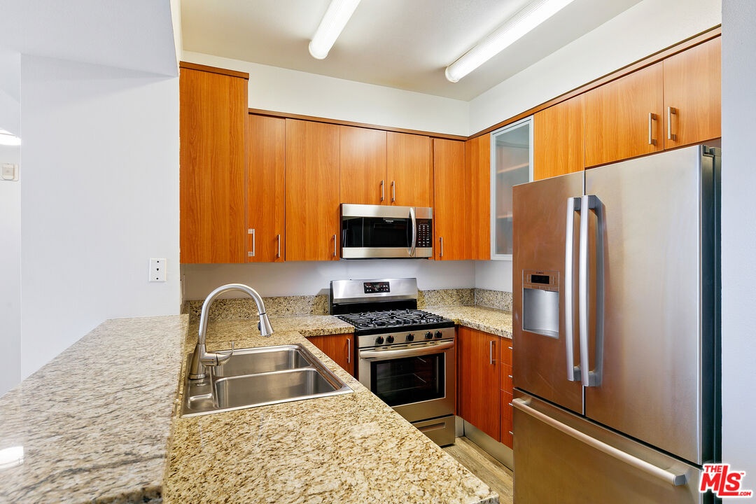 Kitchen w/Breakfast Bar