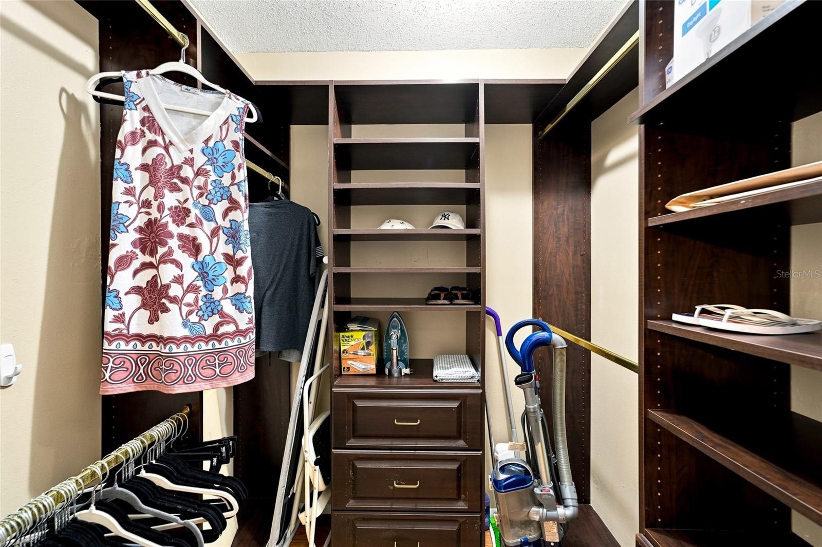 Walk-in cloaset