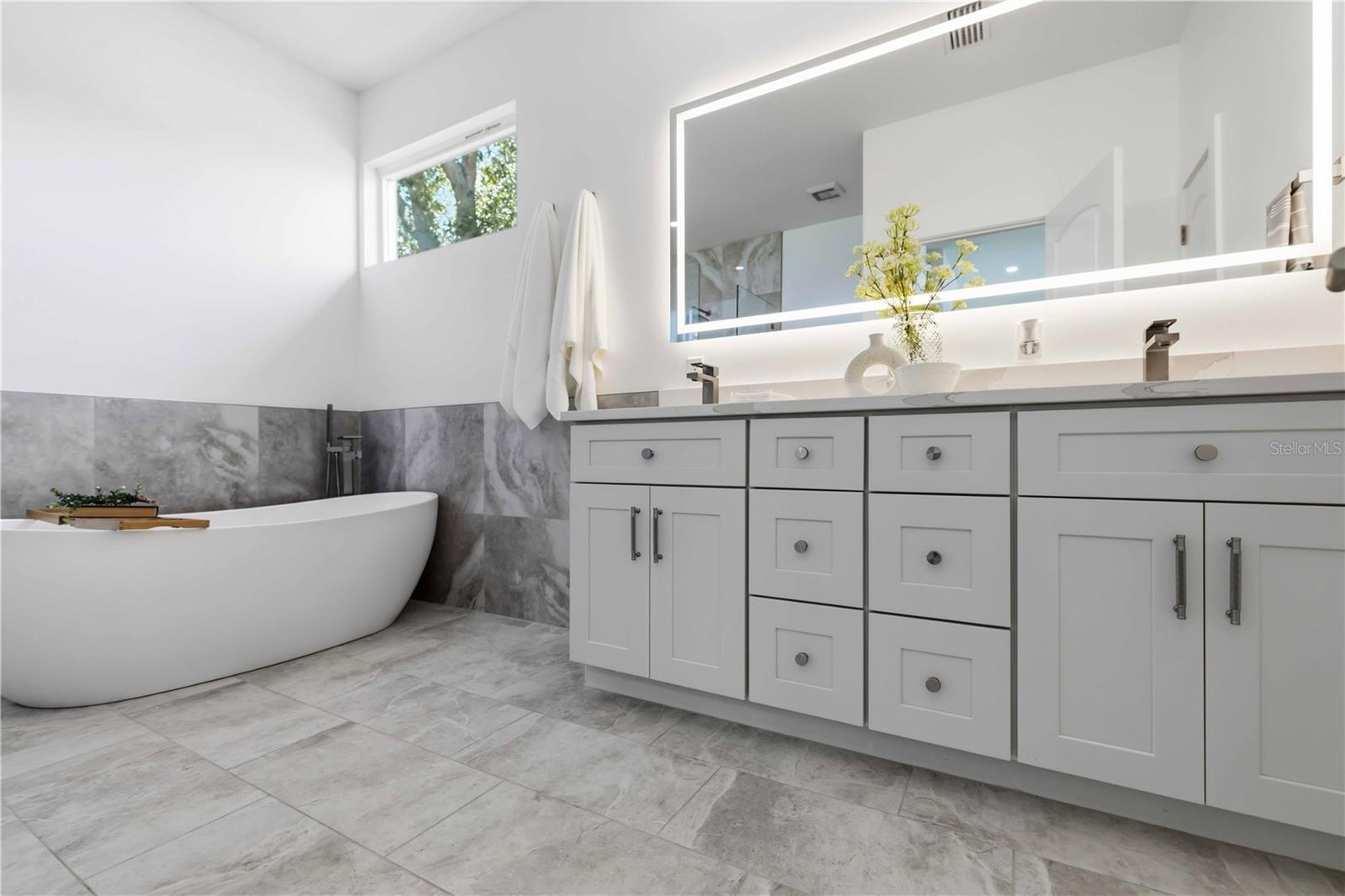 Primary Ensuite Bathrm