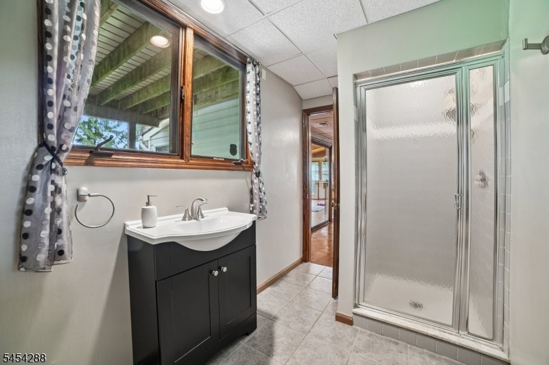 Lower Level Full Bath