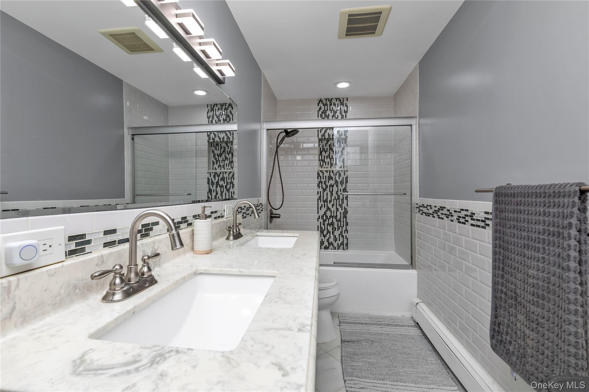 Full hallway bath with dual vanity