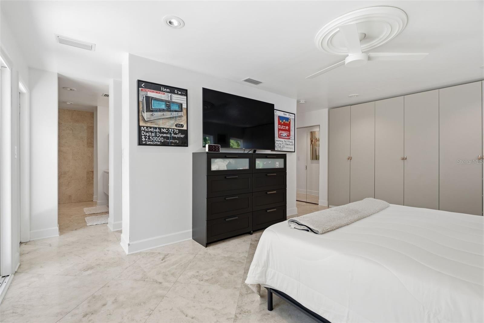 Primary suite to ensuite bathroom entry